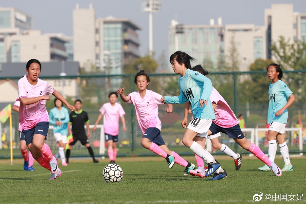 女足比赛现场气氛火爆，球迷激情高涨